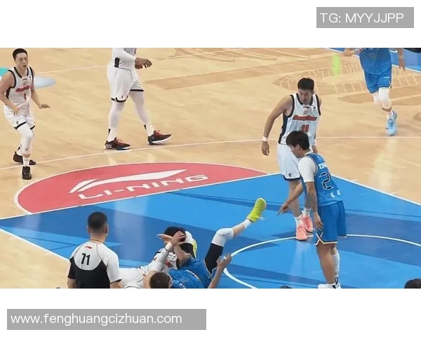 姚明比赛中意外滑倒引发全场惊呼球迷纷纷担心其伤情 姚明比赛中意外滑倒引发全场惊呼球迷纷纷担心其伤情